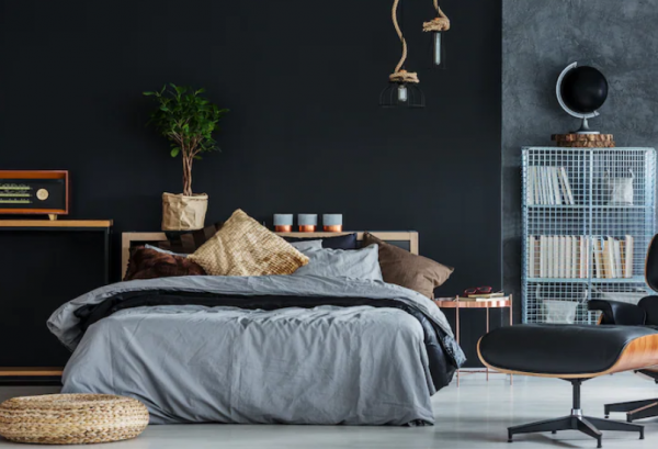 Kamar remaja dengan palet warna netral dan sentuhan logam untuk tampilan Eropa industrial